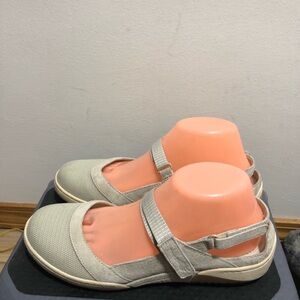 Dansko Raeann Women's Beige Nary Jane Strap Shoes Size 39/8.5US